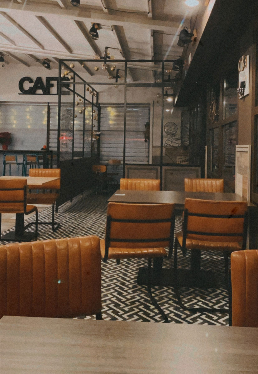 Interior del restaurante con mobiliario de madera y ambiente acogedor