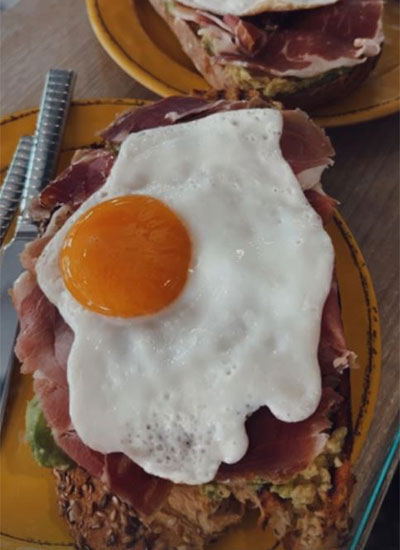 Tostada de huevo, jamón y aguacate con semillas de Bar Casa Samuel en Meis.