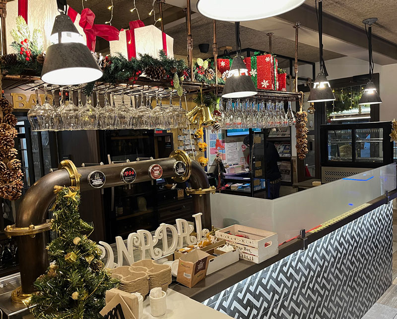 Interior del bar con decoración rústica y moderna en Vilanoviña