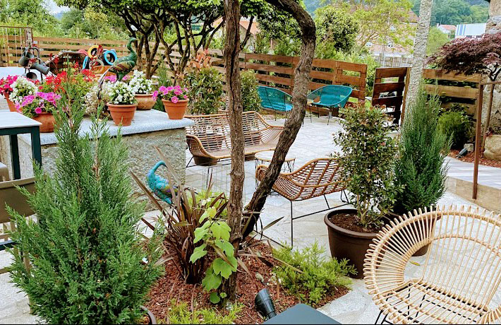 Detalle de plantas y jardín cuidado en la terraza del restaurante