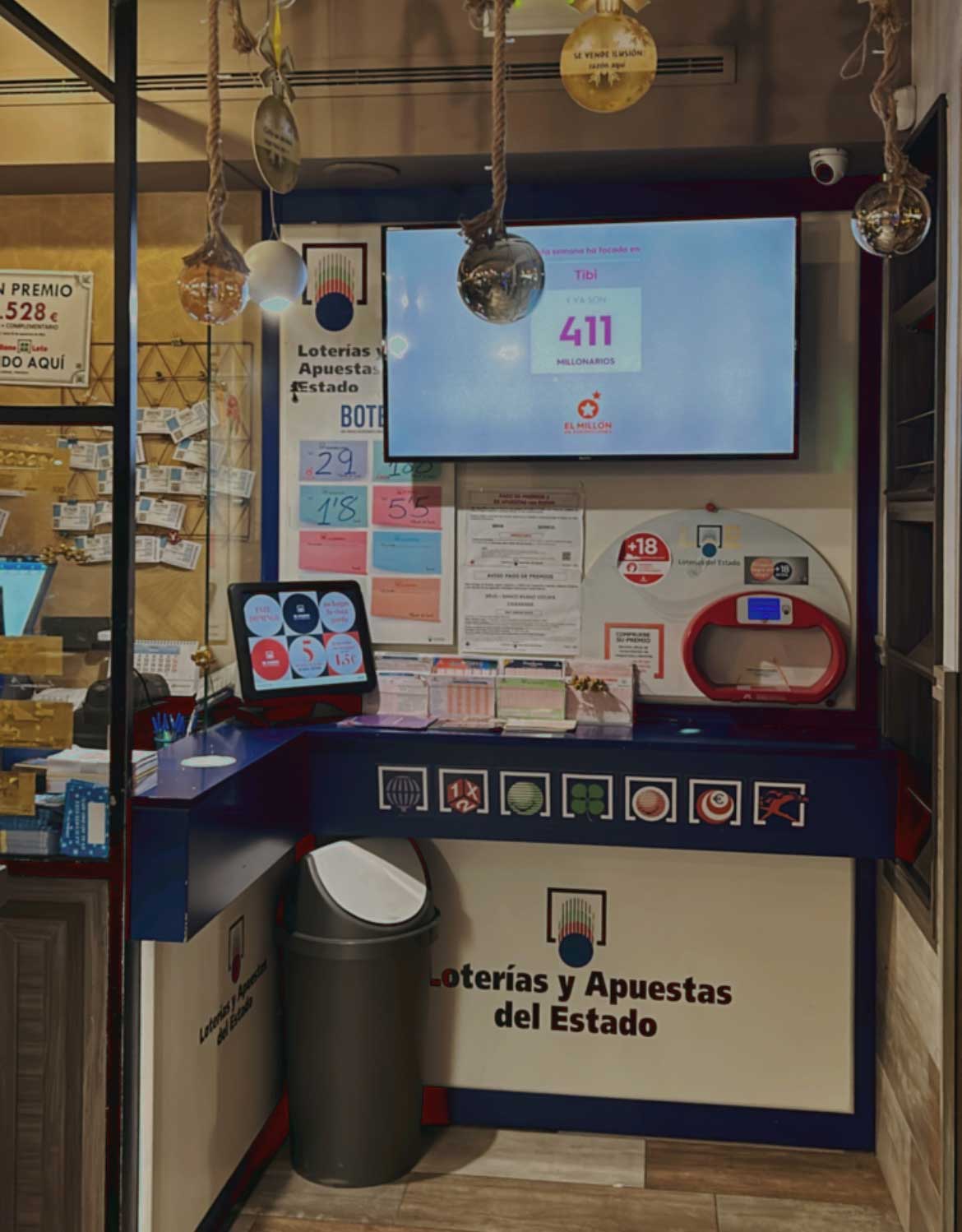 Expositor de premios y décimos de lotería en Bar Casa Samuel