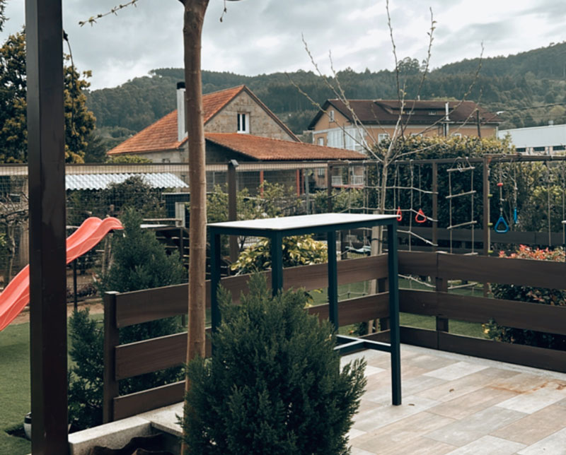 Área recreativa exterior para niños en restaurante de Meis, Pontevedra