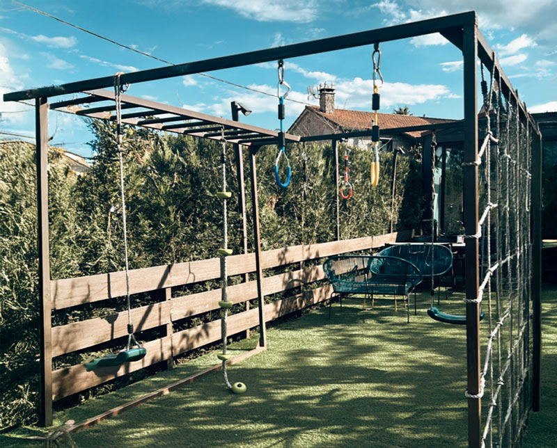 Zona infantil con columpios y juegos en Bar Casa Samuel para familias